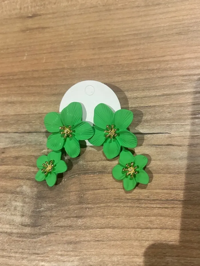 Boucles d’oreilles fleurs vertes neuve