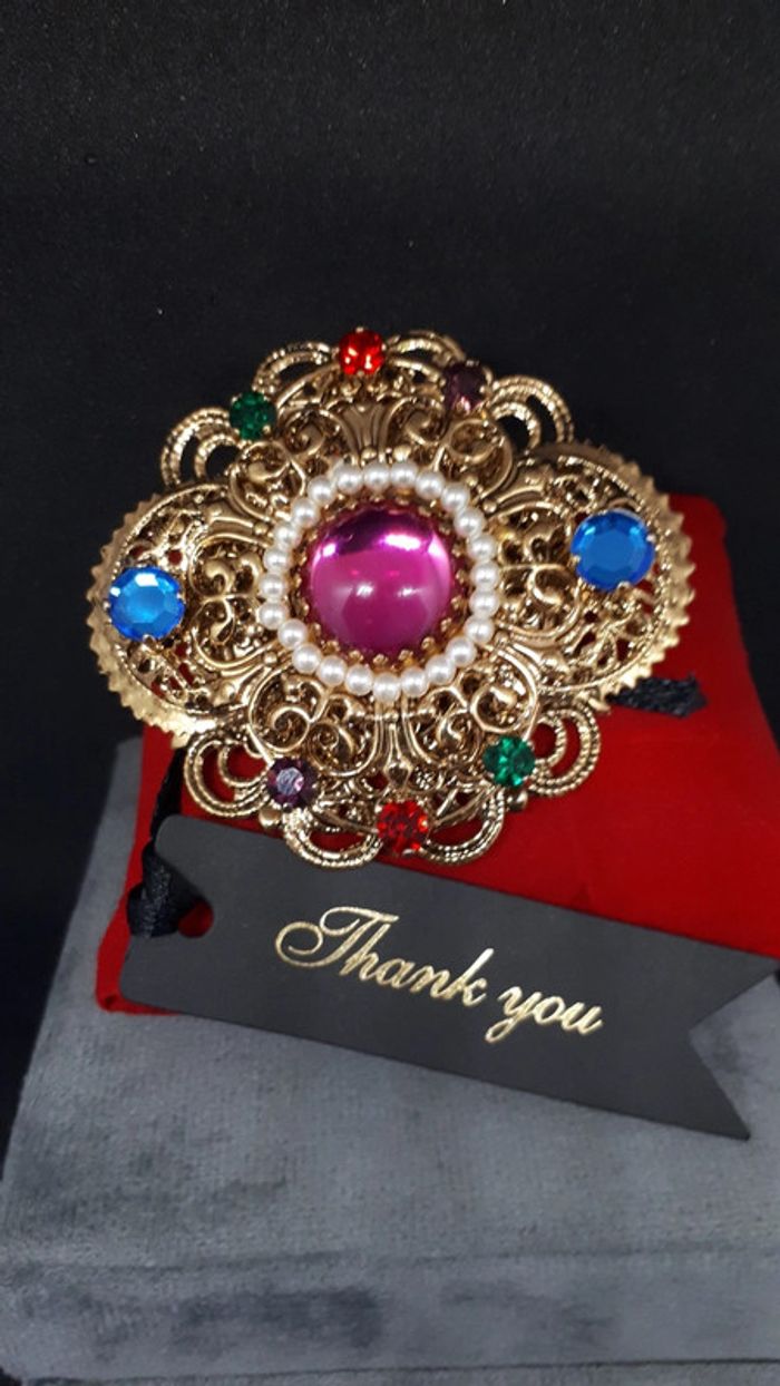 Très grand broche avec une boîte velour