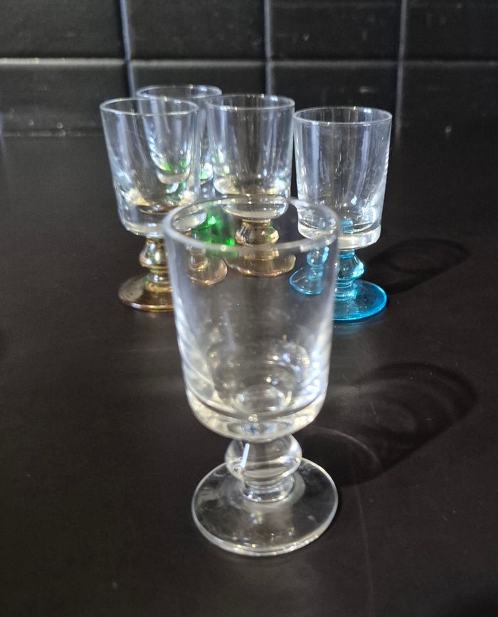 Lot 5 petits verres à liqueur colorés vintage - photo numéro 4
