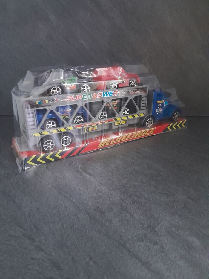 Camion + 4 voitures