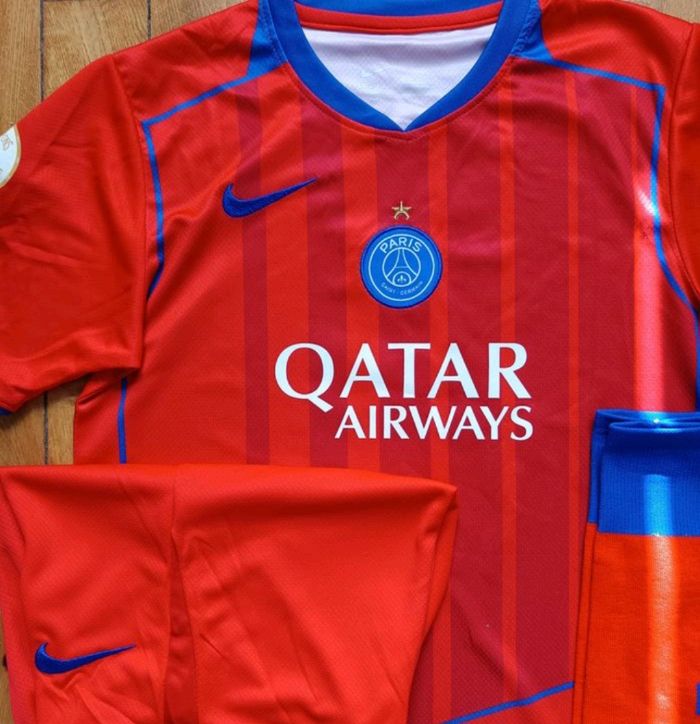 Kit PSG 12 ans modèle Doué rouge 2026 patch étoile - photo numéro 2