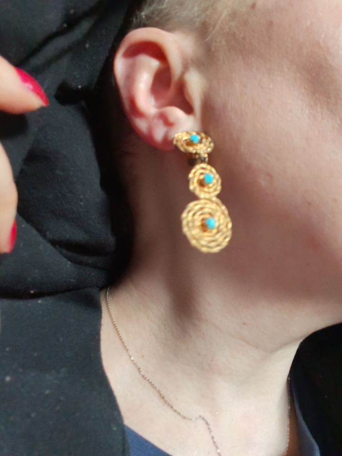 Clips d'oreilles pendants en spirale dorée avec le centre turquoise - photo numéro 2