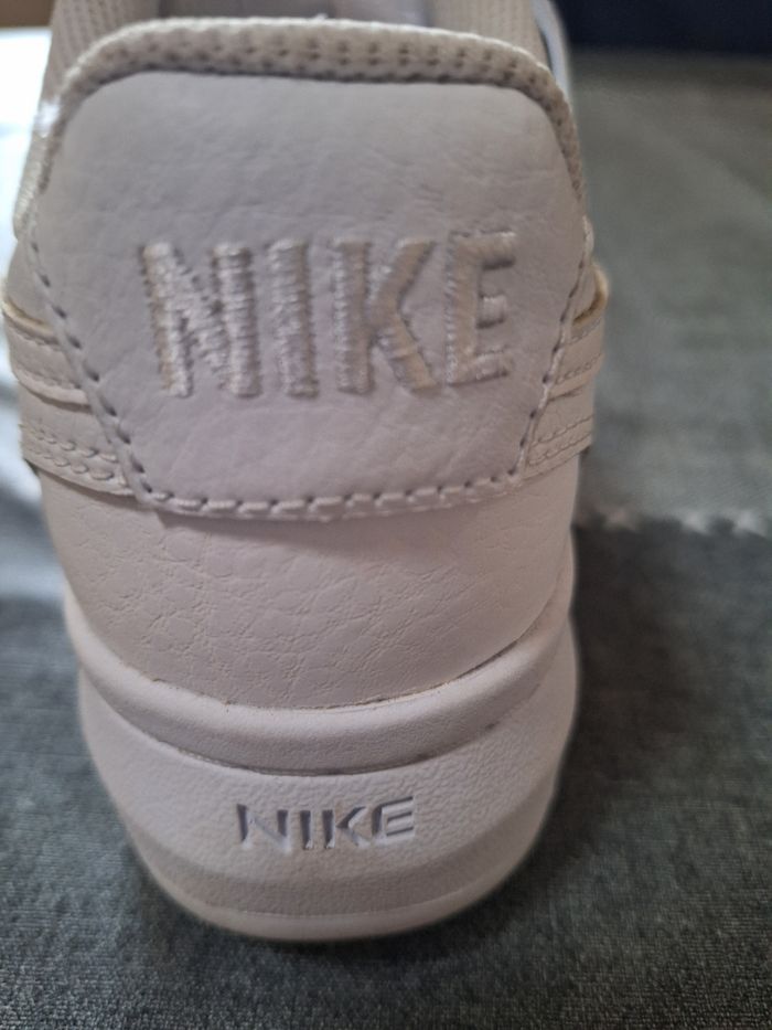 Vends baskets blanche vision alta Nike - photo numéro 6