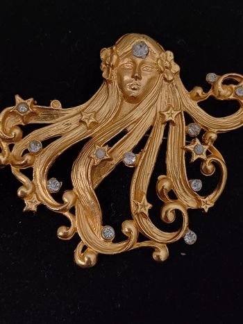 Broche vintage tête de femme avec ses cheveux