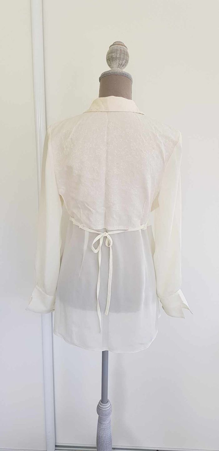 Chemisier vintage brodé avec voile transparent - photo numéro 4