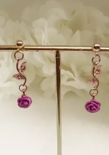 Boucles d'oreilles pendants rose et cristal