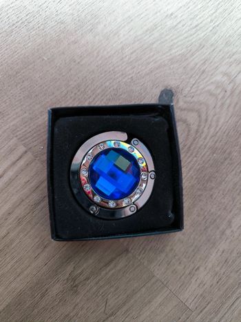 Attache pour sac à main sur un caddie