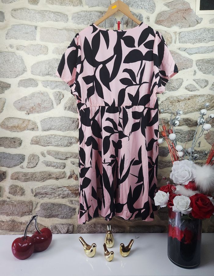 Robe manches courtes noir et rose Femme taille 52 marque Missguided 🌹 - photo numéro 3
