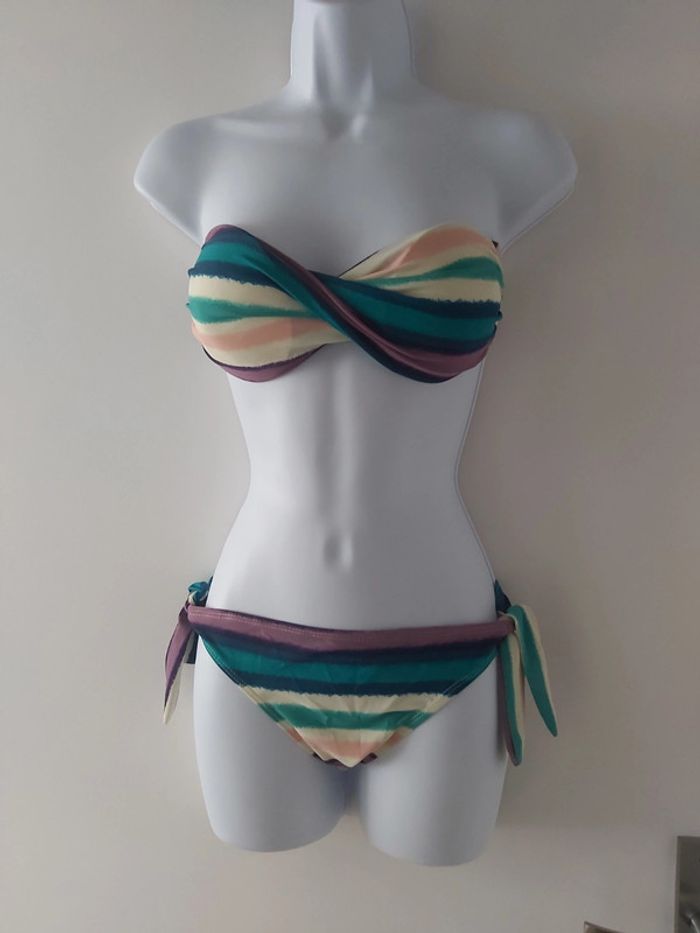 Maillot de bain 2 pièces avec coques et ajustable neuf (78)