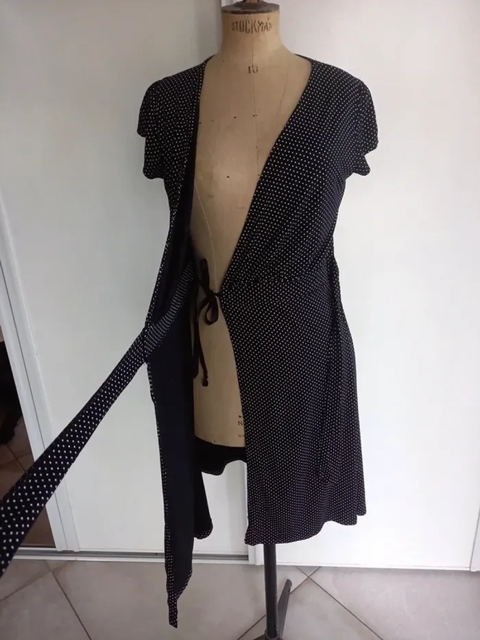 Petite robe porte-feuille . Tissu très fluide et agréable - photo numéro 3