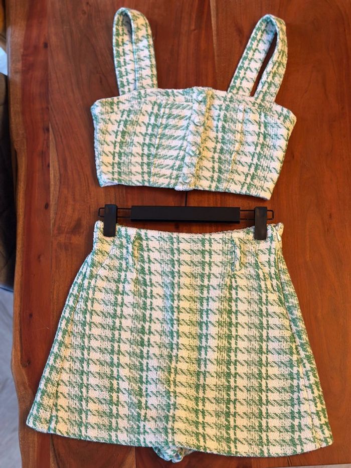 Belle ensemble d’été deux pièces Bershka Top + jupe short, Tweed vert & blanc T.36