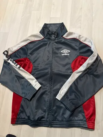 Veste de jogging, Umbro, 12/13 ans grise et rouge. Très bon état.