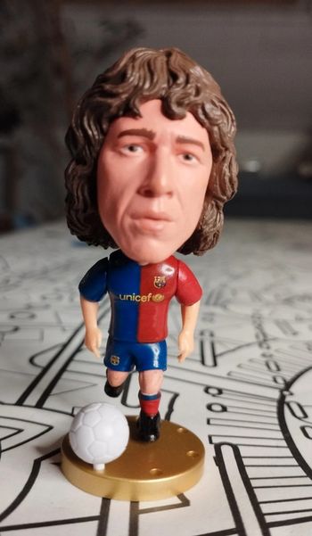 Petite figurine football neuve Carles Puyol FC Barcelone maillot unicef