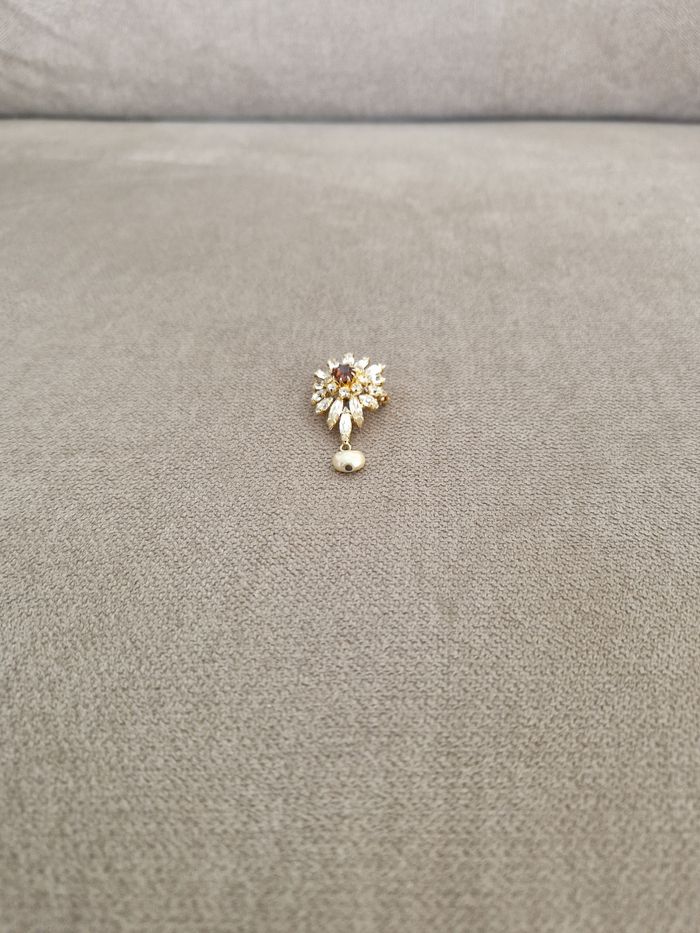 Broche vintage dorée avec pierre brillantes et sa perle