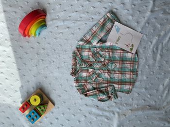 chemise manches longues gris et vert 9 mois tape à l'oeil