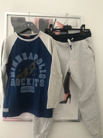 Ensemble jogging et tee shirt Tape a l’œil 10 ans