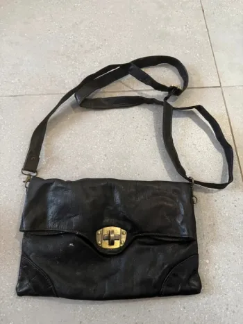 Sac à bandoulière marron, il y a quelques traces, 31x19cm