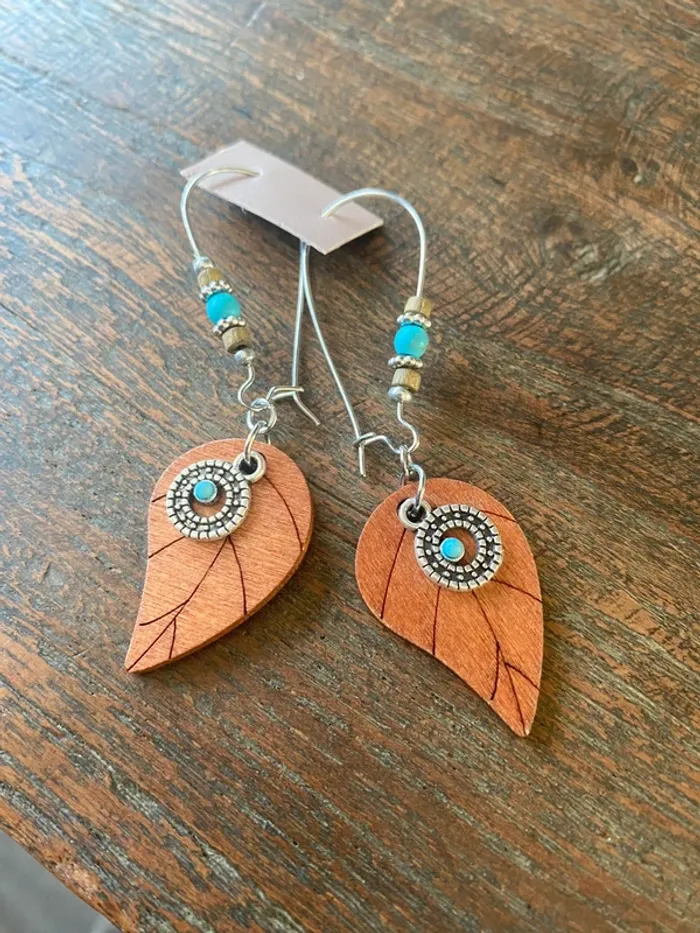 Magnifique paire de boucles d’oreilles avec feuilles, perles , rond et turquoise - photo numéro 5