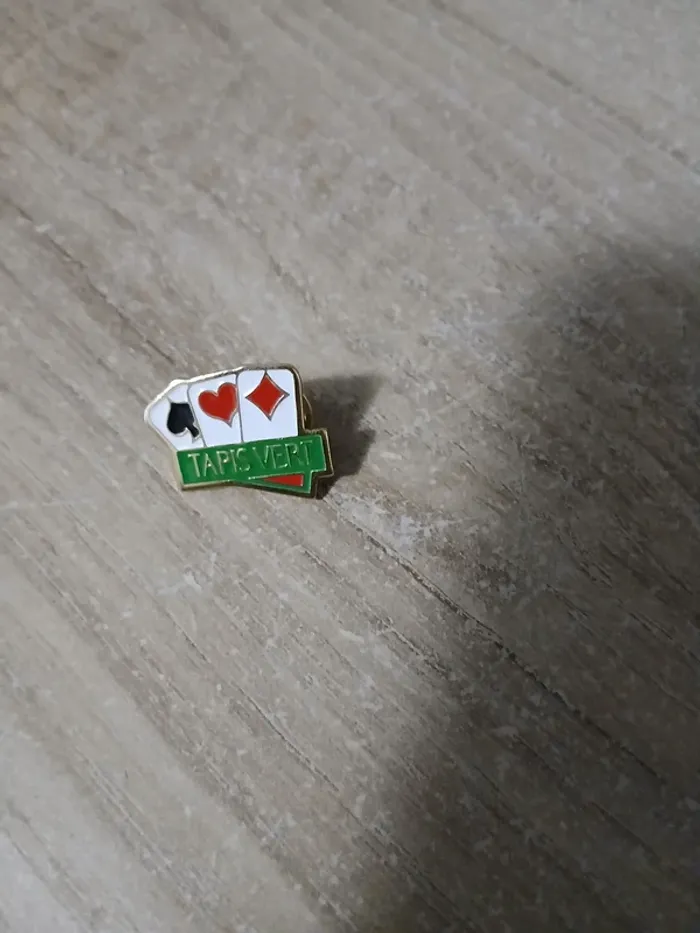 Pin's pins as tapis vert jeu de cartes casino croupier - photo numéro 2