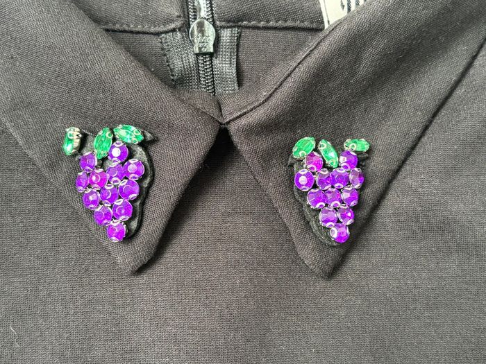 Superbe petite robe noire Maggie Sweet avec raisin en strass au col - photo numéro 5