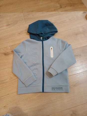 Veste à capuche 8ans