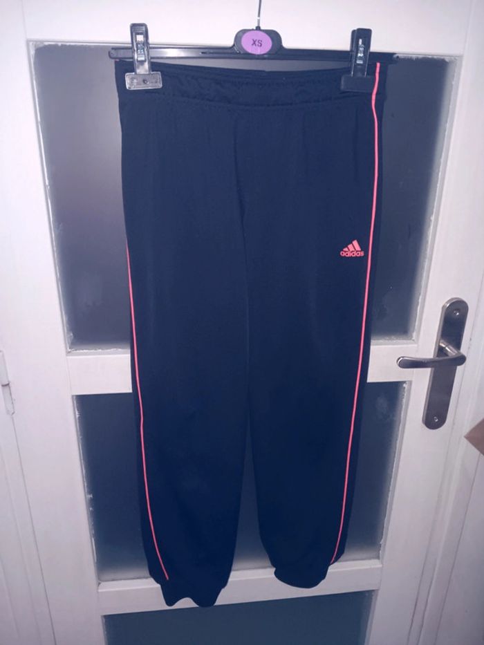 Pantalon Adidas noir , liserés roses 11/12 ans
