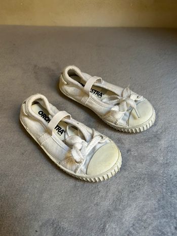 Chaussures été  ballerine a élastique   Couleur blanche Marque orchestra taille 25 Très bon état