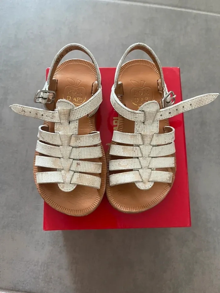 Sandales pom d’api taille 25