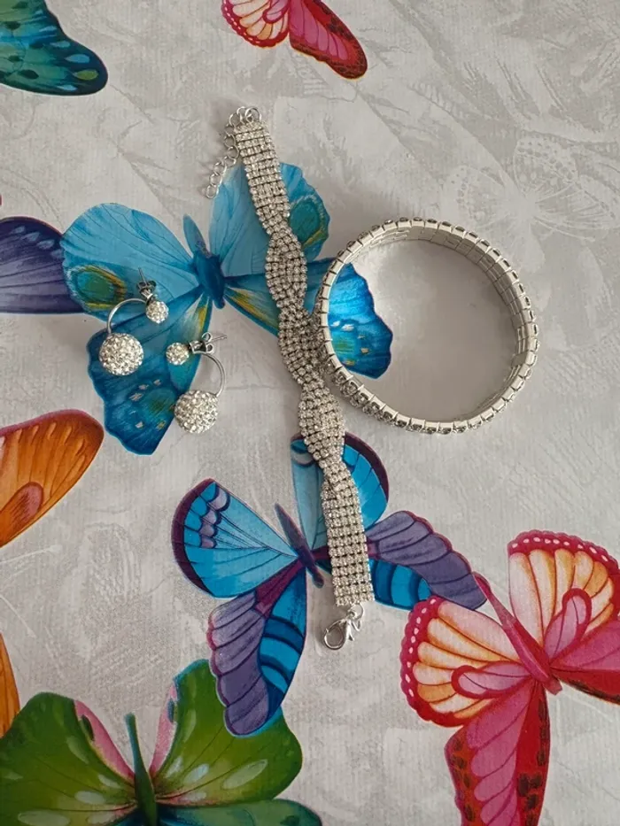 Ensemble boucles d’oreilles bracelets