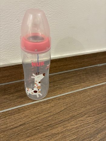 Biberon en plastique de la marque NUK