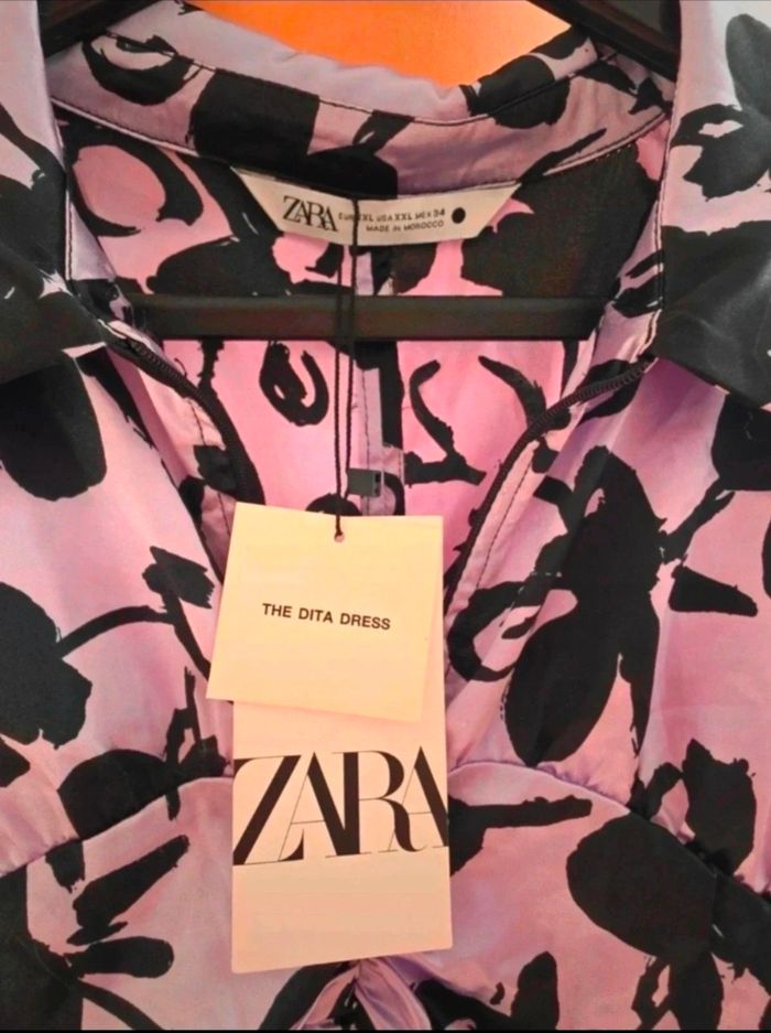 Très belle robe satinée - photo numéro 2