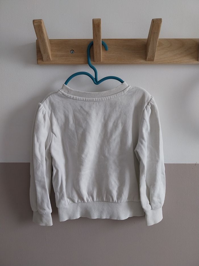 Sweat blanc avec un petit cœur - photo numéro 3