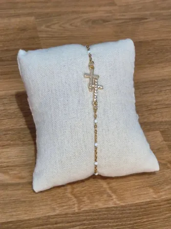 Bracelet style gigi avec double croix 🌸 en acier inoxydable 🌸 perles résines blanches