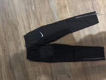 Pantalon Nike avec logo et bande réfléchissantes 
