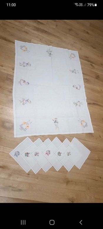 Nappe et serviettes brodés