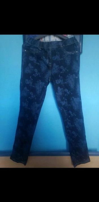 Jeans à élastique motifs fleurs taille 40