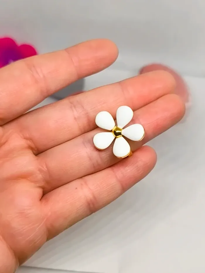 Bague dorée avec fleur blanche nacrée - photo numéro 4