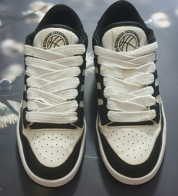 baskets marque adidas basketball-designed im la, avec des gros lacets taille 36