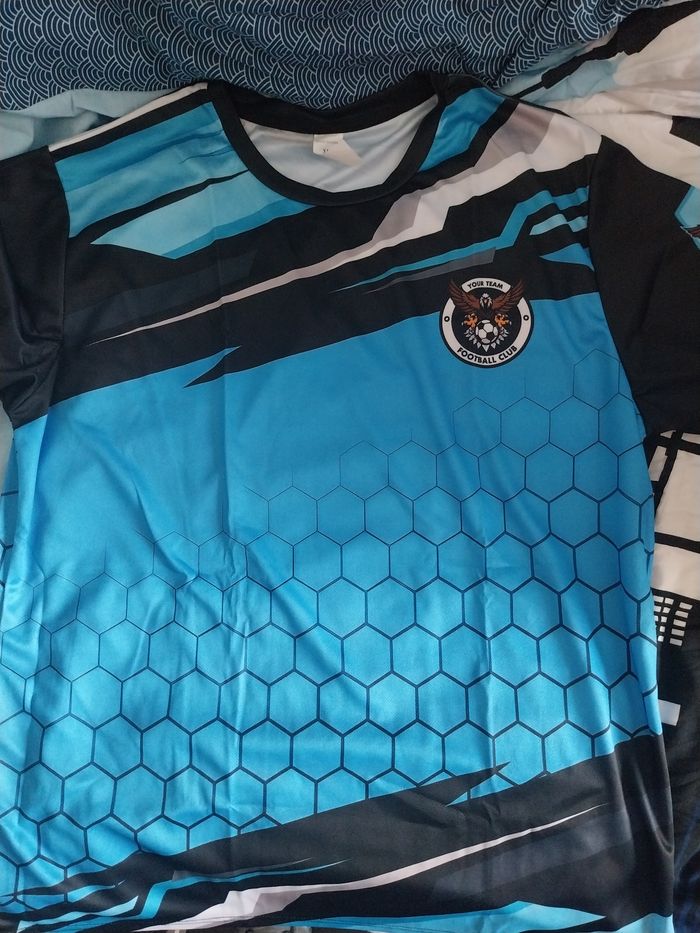 Tee-shirt tout neuf sans étiquette jamais porté ou servi - photo numéro 2