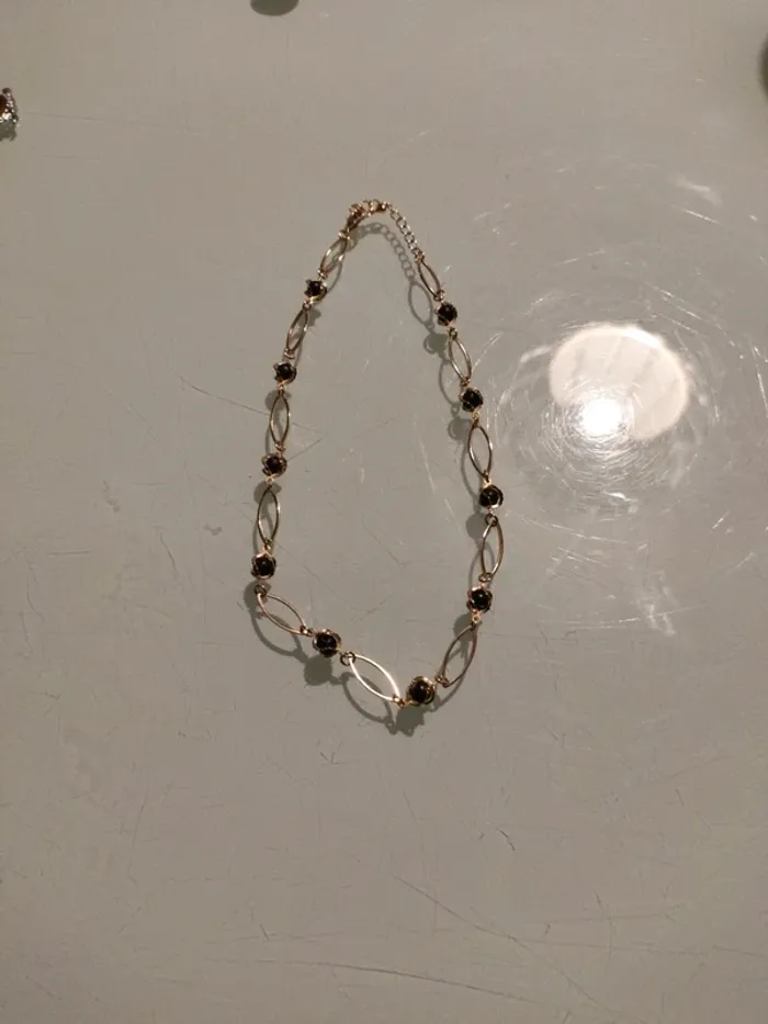 Collier doré avec maillons ovales et perles noires