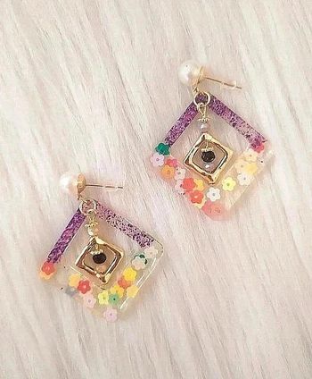 Boucles d'oreilles losange en résine avec paillettes et petites fleurs