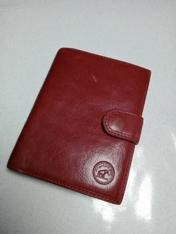 Porte feuilles élégante d’or en cuir