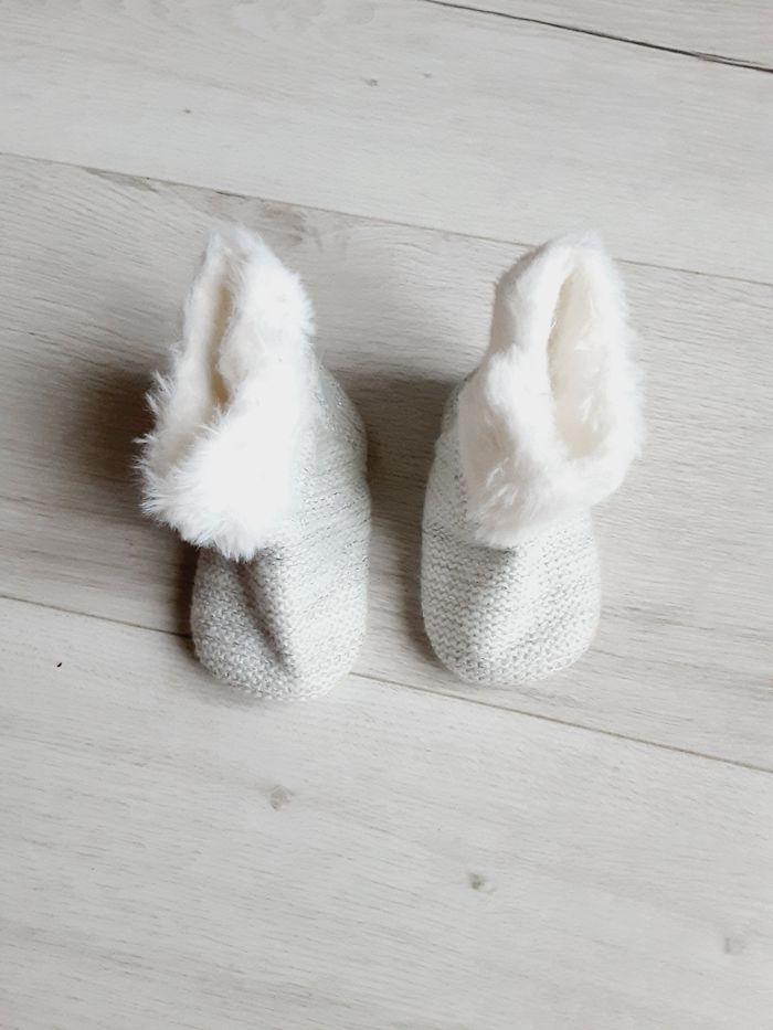 Chaussures chaussons bébé fille souples moumoute sur le haut Obaïbi 6 - 12 mois Neufs - photo numéro 4