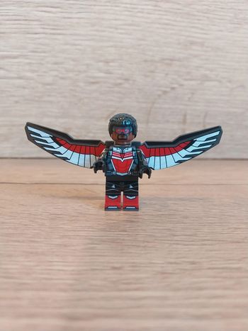 Figurine type lego Faucon Marvel