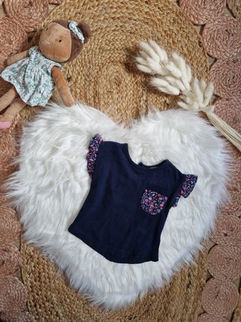 T shirt bleu et poche fleuri tape à l'œil