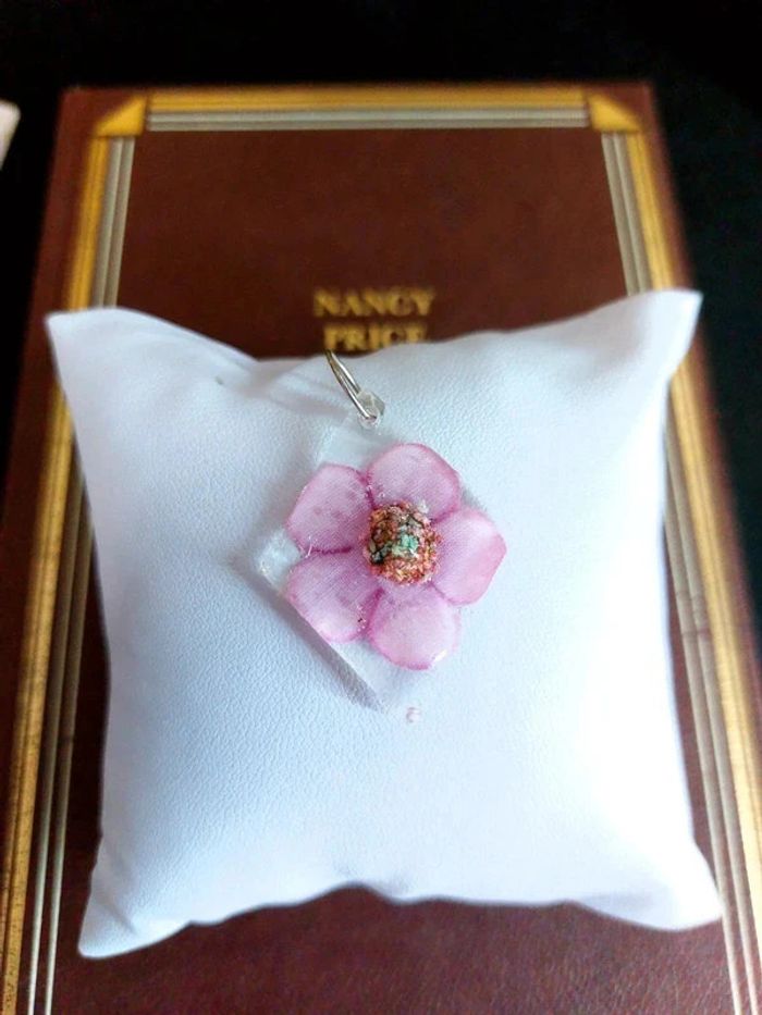 Magnifique pendentif en résine avec fleur rose - photo numéro 4