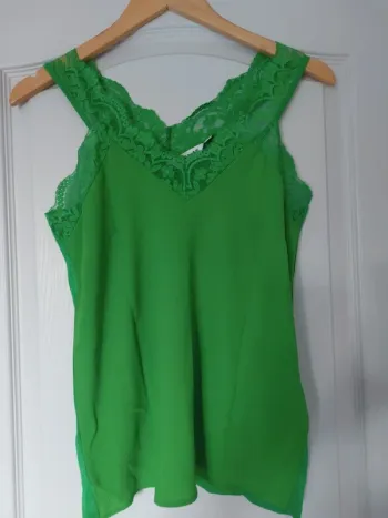 Top dentelle couleur verte