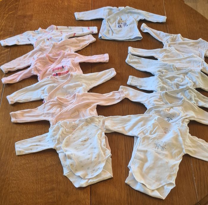 Lot naissance : bodies, pyjamas, ensembles, gilets, bonnets, etc.