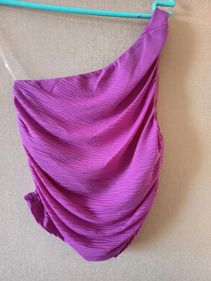 Crop-top. Une seule bretelle. Marque Lelis. (935)