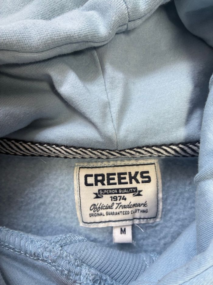 Pull bleu clair creeks